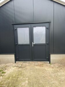 Kunststof antraciete openslaande tuindeuren met half melkglas