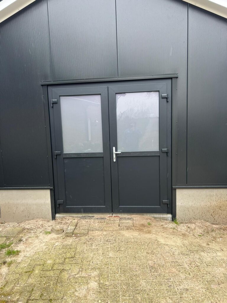 Kunststof antraciete openslaande tuindeuren met half melkglas