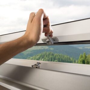 elektrische-solar-dakraam-onderhoudsarm-ftu-v-u3-solar