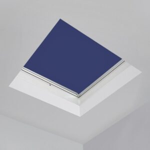 elektrisch-verduisterend-rolgordijn-platdakraam-051-marineblauw-fakro-arf-d